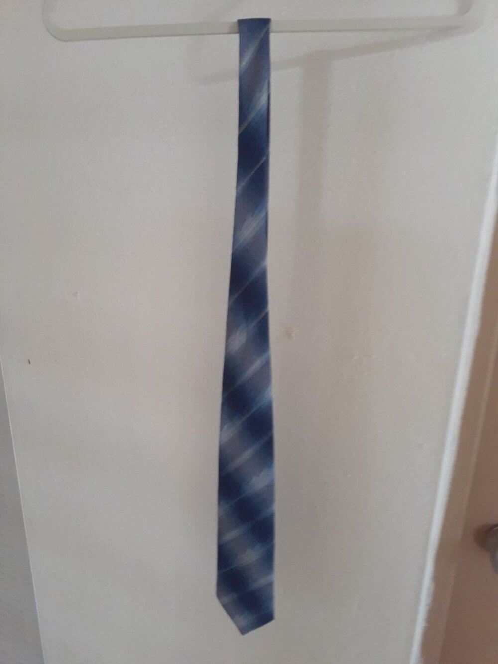 Marquis Men's tie blue line pattern
